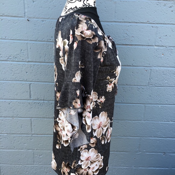 Expresso Gray Cream Flowers Blouse NWOT - Picture 2 of 7